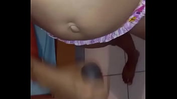 Chica masajista de playa de deja destrozar pequeña vagina por enorme verga