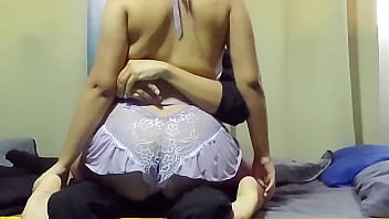 Azafata primeriza le enseño el arte de coger clip