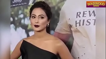 Hot hina khan wardrobe malfunction
