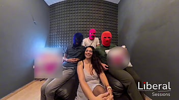 Milf tetona regresa para ser cogida por 3 hombres la verga de su cornudo no la llena