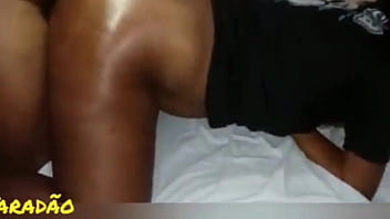 Enchendo o cuzinho de leite