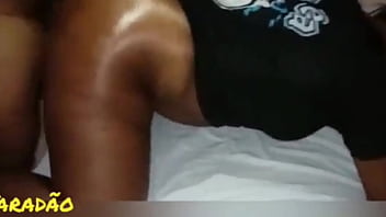 Enchendo o cuzinho de leite