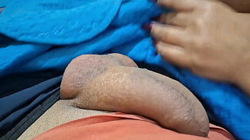 Tesão ela me pede no cuzinho quando tem gente aqui