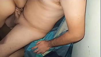 Hermanastra se folla la verga de su hermanastro la cabalga bien delicioso