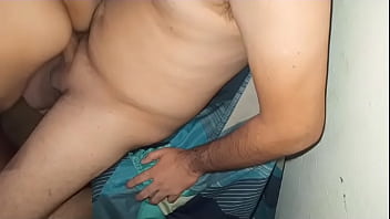 Hermanastra se folla la verga de su hermanastro la cabalga bien delicioso