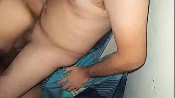 Hermanastra se folla la verga de su hermanastro la cabalga bien delicioso