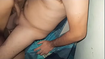 Hermanastra se folla la verga de su hermanastro la cabalga bien delicioso