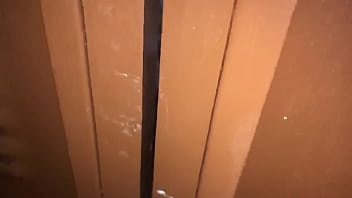 Atrapo la morrita de mi hijastra en calzoncitos en el baño y le froto la verga en el coño para que se ponga cachonda