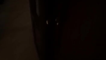 Atrapo la morrita de mi hijastra en calzoncitos en el baño y le froto la verga en el coño para que se ponga cachonda