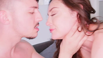 Le contrato una bbc a mi esposa para que le follemos el coñito y la llenemos de leche