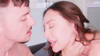 Le contrato una bbc a mi esposa para que le follemos el coñito y la llenemos de leche