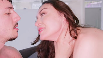 Le contrato una bbc a mi esposa para que le follemos el coñito y la llenemos de leche