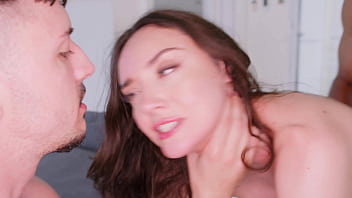 Le contrato una bbc a mi esposa para que le follemos el coñito y la llenemos de leche