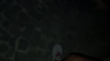 Amore e perversione sborrata pubblica e cazzo in mostra fuori casa della ex dove in passato lei gli faceva le migliori seghe e pompini