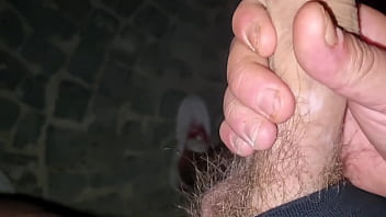 Amore e perversione sborrata pubblica e cazzo in mostra fuori casa della ex dove in passato lei gli faceva le migliori seghe e pompini