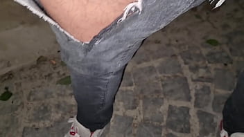 Amore e perversione sborrata pubblica e cazzo in mostra fuori casa della ex dove in passato lei gli faceva le migliori seghe e pompini