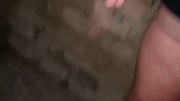 Amore e perversione sborrata pubblica e cazzo in mostra fuori casa della ex dove in passato lei gli faceva le migliori seghe e pompini