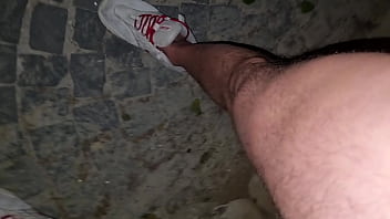 Amore e perversione sborrata pubblica e cazzo in mostra fuori casa della ex dove in passato lei gli faceva le migliori seghe e pompini