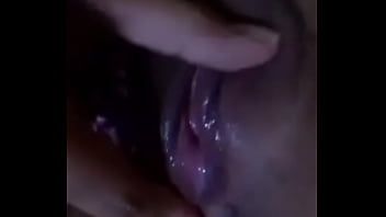 Se saca su lechita de su totona rica