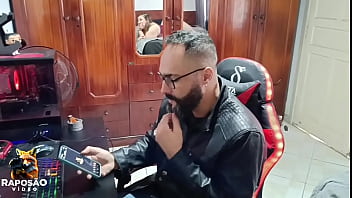 Meu amigo corno me chamou para apagar o fogo de sua mulher pois ele não conseguia trabalhar pois ela estava pertubando e ainda fico assistindo eu arregaçar o cuzinho dela