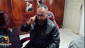 Meu amigo corno me chamou para apagar o fogo de sua mulher pois ele não conseguia trabalhar pois ela estava pertubando e ainda fico assistindo eu arregaçar o cuzinho dela