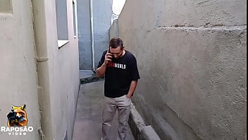 Meu amigo corno me chamou para apagar o fogo de sua mulher pois ele não conseguia trabalhar pois ela estava pertubando e ainda fico assistindo eu arregaçar o cuzinho dela