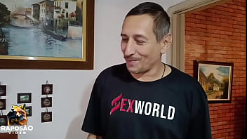 Meu amigo corno me chamou para apagar o fogo de sua mulher pois ele não conseguia trabalhar pois ela estava pertubando e ainda fico assistindo eu arregaçar o cuzinho dela