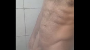 Pauzudo No Banho Deixando Cheiroso E Limpinho Pra Enfiar No Bucetao Da Coroa E A Filha Novinha thumbnail