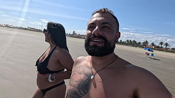 Aprontando em público ambulantes reconhecem minha putinha e claro agente apronta na praia