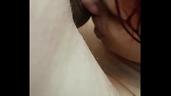 Chupetinha gostosa da amiga na banheira