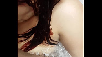 Chupetinha gostosa da amiga na banheira