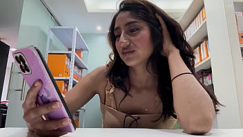 Pillada masturbandose en la oficina recibe una gran mamada de culo