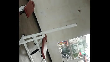 Gostosinha fazendo exercício