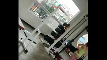 Gostosinha fazendo exercício