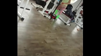 Gostosinha fazendo exercício