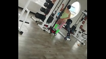 Gostosinha fazendo exercício