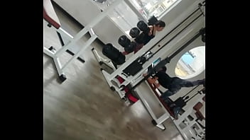 Gostosinha fazendo exercício