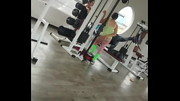 Gostosinha fazendo exercício