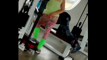 Gostosinha fazendo exercício