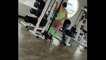 Gostosinha fazendo exercício