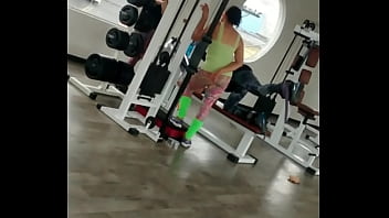 Gostosinha fazendo exercício