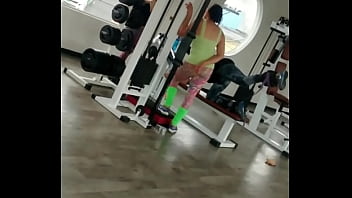 Gostosinha fazendo exercício