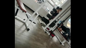 Gostosinha fazendo exercício