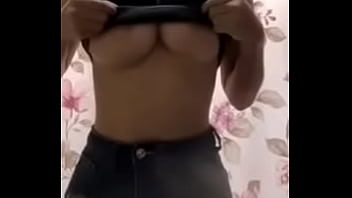 Perrita mistrando tetas