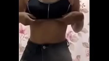 Perrita mistrando tetas