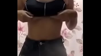 Perrita mistrando tetas