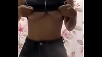 Perrita mistrando tetas