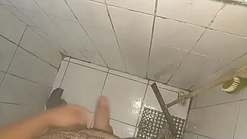 Mijando Gostoso No Banho thumbnail