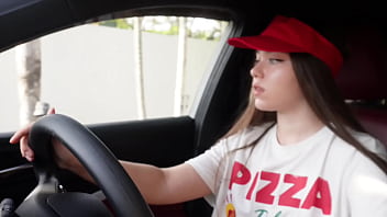 Fucked a pizza delivery girl for a good tip