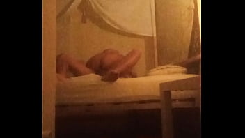 Hermanastra virgen coge con hermanastro en cuarto de hotel